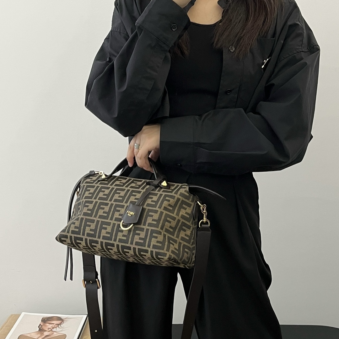 펜디 바이 더 웨이 소프트 미디움
