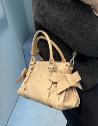 미우미우 글로시 가죽 핸드백