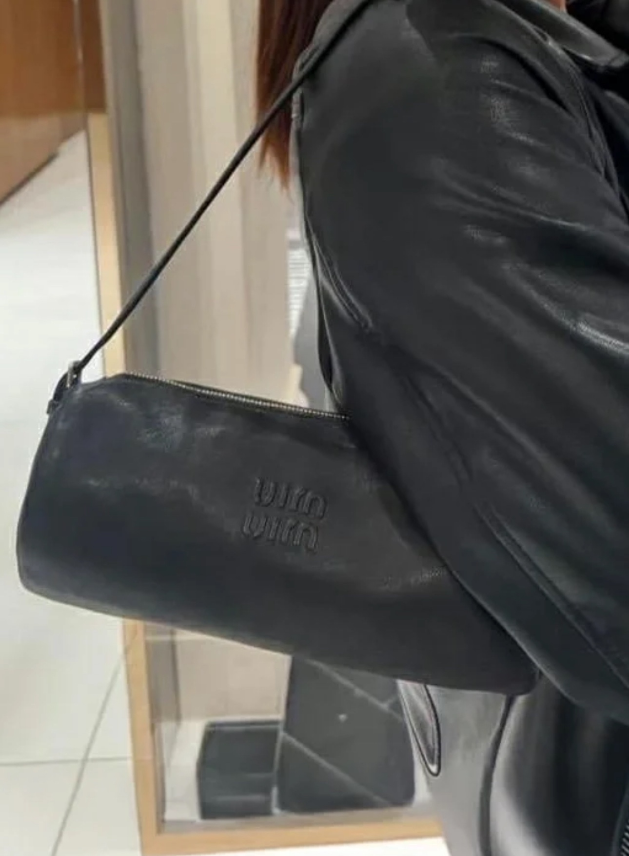 미우미우 스웨이드 파우치